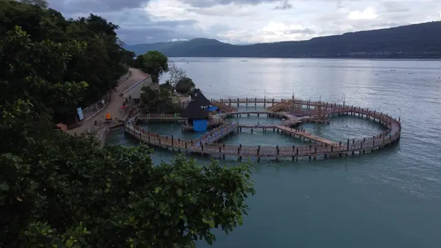 Jembatan Lapoili di Buton Selatan, menawarkan wisata laut yang menyerupai maldives.