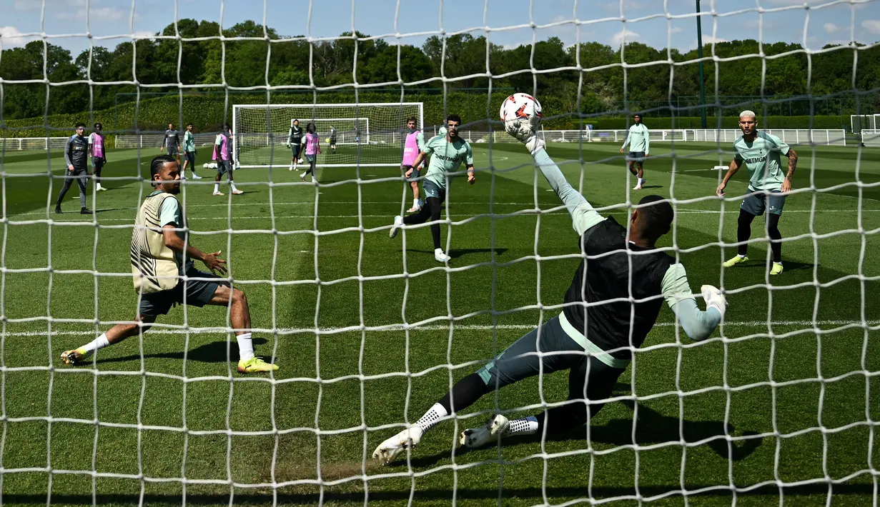 Para pemain Tottenham Hotspur mengambil bagian dalam sesi latihan di Tottenham Hotspur Training Ground, Enfield, London utara, pada 12 Mei 2025 saat media day. (Ben STANSALL/AFP)