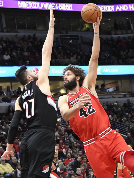 Pebasket Portland Trail Blazers, Jusuf Nurkic, berusaha menghadang pebasket Chicago Bulls, Robin Lopez, pada laga NBA di Stadion United Center, Selasa (2/1/2018). Bulls kalah dari Blazers dengan skor 120-124. (AP/David Banks)