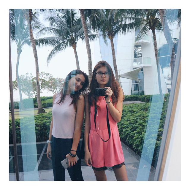 6 Potret Cantik Zoe Abbas Jackson dengan Sang Adik, Sister Goals Banget