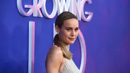 Produser eksekutif dan sutradara Brie Larson tiba pada pemutaran perdana 'Growing Up' di NeuHouse, Los Angeles, Amerika Serikat, 7 September 2022. Wanita berusia 32 tahun mengenakan jumpsuit dengan deretan rhinestones vertikal dari garis leher halter hingga ujung kaki. (Photo by Jordan Strauss/Invision/AP)