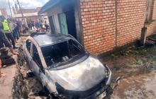 Kecelakaan Mudik OKU Timur: Mobil Terjun Parit dan Terbakar, Empat Penumpang Selamat