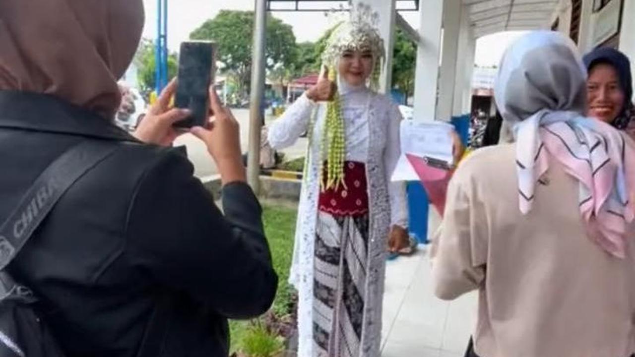 Alih-alih memakai pakaian kasual yang rapi dan sopan, salah satu mahasiswa datang ke kampus untuk ujian dengan baju pengantin.