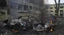 Sebuah mobil terbakar di sisi rumah sakit bersalin yang rusak akibat serangan udara di Mariupol, Ukraina (9/2/2022). Serangan Rusia telah merusak parah sebuah rumah sakit bersalin di kota pelabuhan Mariupol yang terkepung, kata pejabat Ukraina. (AP Photo/Evgeniy Maloletka)