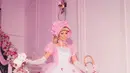 Paris Hilton tampil totalitas dengan cosplay jadi Bo Peep. Ia kenakan gaun bervolume pink putih bermotif polkadot. Lengkap dengan ballerina heels shoes, lace gloves, topi, serta tongkat milik Bo Peep [@parishilton]