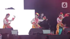 Penari menampilkan Tarian tradisional di atas panggung Djakarta Warehouse Project (DWP) 2019 di JI Expo Kemayoran, Jakarta, Jumat (13/9/2019). DWP 2019 hari pertama dimeriahkan sederet penampilan DJ papan atas dunia, seperti Martin Garrix, Zedd dan masih banyak lainnya. (Kapanlagi.com/Budy Santoso)