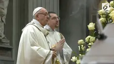Paus Fransiskus memimpin umat Katolik Roma pada Misa Malam Natal, Senin (24/12) waktu setempat.
