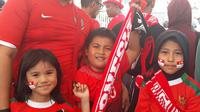 Suporter Timnas Indonesia U-23 mengajak anak dan istri menonton laga Asian Games 2018 di Stadion Wibawa Mukti, Cikarang, Jumat (24/8/2018). (KLY Sports/Fitri Apriani)