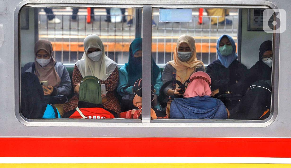 Penumpang berada di dalam kereta rel listrik (KRL) menunggu keberangkatan di Stasiun Tanah Abang, Jakarta, Rabu (17/1/2023). Jumlah penumpang kereta rel listrik (KRL) Commuterline Jabodetabek telah menembus 11 juta orang memasuki pekan ketiga Januari 2023 usai PPKM dicabut. (Liputan6.com/Angga Yuniar)
