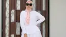 Lewat Instagram pribadinya, istri Pasha Ungu ini pun kerap membagikan gaya OOTD. Kali ini, Adelia Pasha tampil menawan dengan busana putih yang dipadukan dengan hijab merah muda. Mengenakan kacamata hitam, ia tampil makin stylish. (Liputan6.com/IG/@princessyahrini)