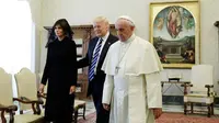 Lihat di sini bagaimana penampilan Melania Trump saat mengunjungi Paus di Vatikan. Penasaran?