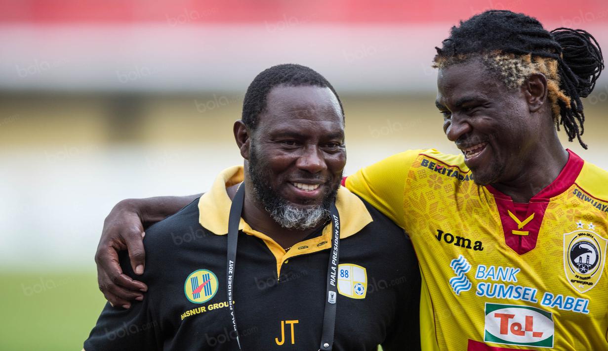 Pelatih Barito Putera, Jacksen F Tiago, temu kangen dengan bek Sriwijaya FC, Bio Paulin, usai laga Piala Presiden 2017 di Stadion I Wayan Dipta, Bali, Senin (13/2/2017). (Bola.com/Vitalis Yogi Trisna)