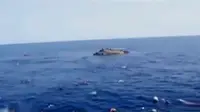 Perahu kayu dipenuhi ratusan penumpang imigran terbalik di lepas Pantai Libya. Sementara itu, alat vital pria di Thailand dipatuk ular.