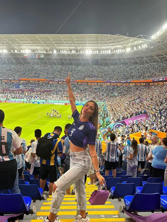 Sama seperti WAGs Argentina lainnya, jersey yang mengekspos perut jadi pilihan Caro yang dipasangkan dengan ripped jeans dan sneakers. [@carocalvagni]