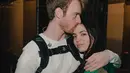 Finneas saat ini mempunyai pacar yang seorang YouTuber bernama Claudia Sulewski. Bahkan, ia menulis lagu untuknya yang disebut "Claudia" pada malam mereka bertemu.  (Liputan6.com/IG/@finneas)