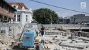 Sejumlah pekerja mengerjakan proyek revitalisasi kawasan Kota Tua di Jakarta, Jumat (15/9). Revitalisasi tersebut diharapkan akan menjadikan Kota Tua menjadi lebih cantik dan semakin ramah bagi turis. (Liputan6.com/Faizal Fanani)