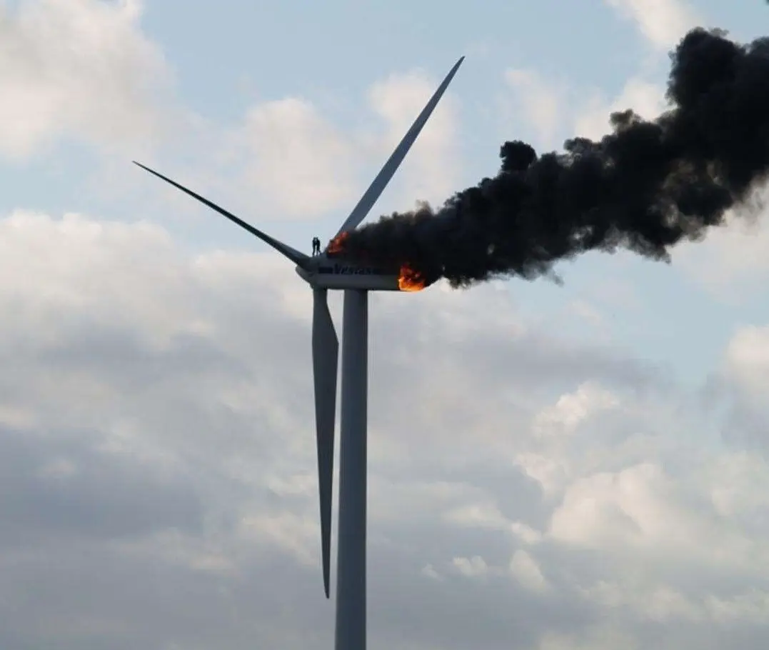 Dua orang melompat dari turbin. Source: ebaumsworld.com