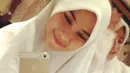 Perempuan yang suka naik gunung ini memang memesona saat berhijab. Apalagi hijab yang dikenakannya hijab putih yang kian menunjukkan sisi kalem dari Dinda. Tak ayal, foto ini pun banjir like dan komentar dari netizen. (Liputan6.com/IG/adindathomas)