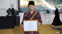 Bupati Trenggalek, Mochamad Nur Arifin, saat menerima penghargaan Kabupaten Layak Anak kategori utama tahun 2025. (Dok. Istimewa)