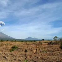 Gunung Agung mengeluarkan asap bercampur abu vulkanis terlihat dari desa Tulamben, Karangasem, Bali, Selasa (3/7). Walau terus mengalami letusan hampir sepekan terakhir, Gunung Agung masih berada pada status level III (siaga). (AFP/SONNY TUMBELAKA)