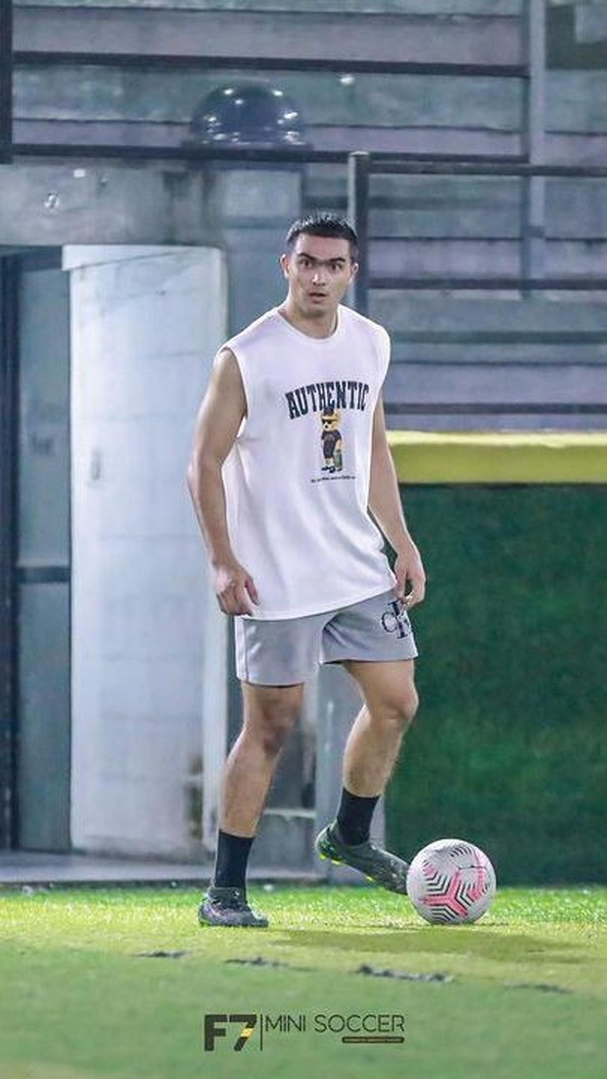 Melansir dari Instagramnya, Atha hobi berolahraga. Dari surfing, basket hingga sepak bola. Begini penampilannya saat bermain sepak bola.