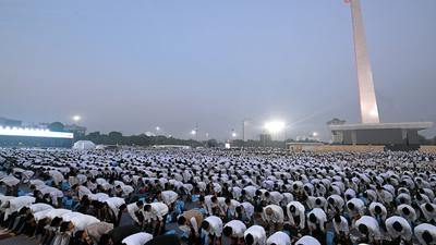 Lebih dari 100 Ribu Jemaah Hadir di Monas, Doa Lintas Agama Buka Peringatan HUT RI ke-81