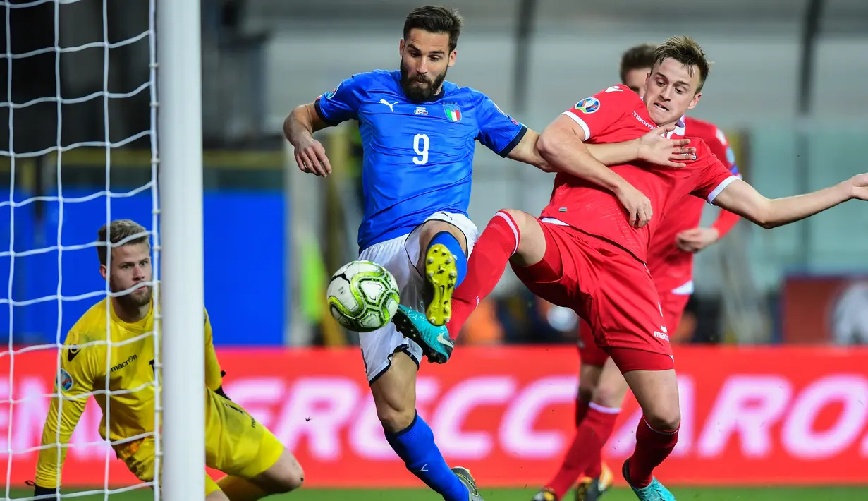 Striker Italia, Leonardo Pavoletti, mencetak gol  ke gawang Liechtenstein pada laga Kualifikasi Piala Eropa 2020 di Stadion Ennio-Tardini, Selasa (26/3). Italia menang 6-0 atas Liechtenstein. (AFP/Miguel Medina)