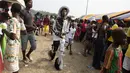 Seorang pria mengenakan kostum saat acara Winneba Fancy Dress, Ghana, Senin (2/1). The Fancy Dress festival telah dimulai pada abad ke-19 oleh pedagang Inggris dan Belanda. (AFP PHOTO / Ruth McDowall)