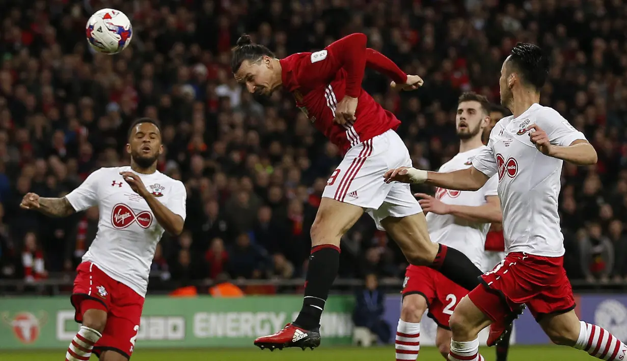 Proses terjadinya gol yang dicetak striker Manchester United, Zlatan Ibrahimovic, ke gawang Southampton. Akhirnnya Ibrakadabra berhasil mencetak gol penentu kemenangan Setan Merah pada menit ke-87. (AFP/Ian Kington)