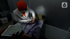 Tim dokter memeriksa gigi pasien saat pemeriksaan gigi gratis di Stasiun MRT Bundaran HI, Jakarta, Rabu (4/12/2019). Pemeriksaan tersebut untuk penyandang disabilitas yang menjadi penumpang MRT serta edukasi cara merawat gigi yang benar. (merdeka.com/Imam Buhori)