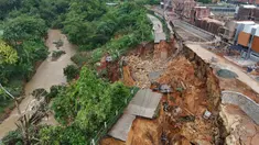 Foto udara memperlihatkan jalan yang terputusa akibat longsor di Kampung Karang Tengah, RT 02/RW 002, Kecamatan Pagedangan, Kabupaten Tangerang, Rabu (6/11/2024). (merdeka.com/Arie Basuki)