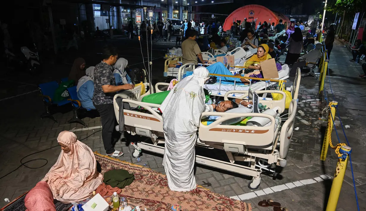 Sebelumnya, gempa berkekuatan magnitudo 6,5 terjadi di 130 kilometer timur laut Kabupaten Tuban, Jawa Timur. (JUNI KRISWANTO/AFP)