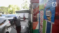 Petugas melakukan pengisian bahan bakar pertalite di SPBU Pertamina Abdul Muis, Jakarta, Kamis (30/6/2022). PT Pertamina (Persero) melalui anak usahanya, PT Pertamina Patra Niaga, akan melakukan uji coba pembelian bahan bakar minyak (BBM) subsidi, Pertalite dan Solar, secara terbatas bagi pengguna yang sudah terdaftar pada sistem MyPertamina, mulai 1 Juli mendatang. (Liputan6.com/Faizal Fanani)