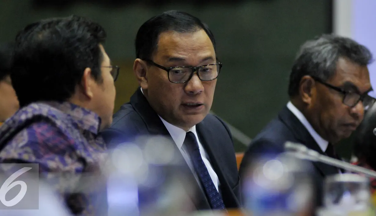 Agus Martowardojo berbincang saat mengikuti RDP dengan Komisi XI DPR, Jakarta, Senin (25/4). RDP untuk meminta masukan dari BI, OJK dan BKPM terkait RUU Pengampunan Pajak (Tax Amnesty) yang masuk dalam RUU Prolegnas. (Liputan6.com/Johan Tallo)