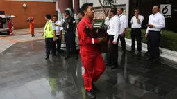Petugas Airport Rescue & Fire Fighting Officer membawa tandu lipat di Gedung VIP Terminal 1B, Bandara Internasional Soekarno-Hatta, Tangerang, Senin (29/10). Antemortem adalah data-data fisik khas korban sebelum meninggal. (Liputan6.com/Fery Pradolo)