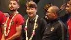 Pelatih Shin Tae-yong (tengah), dan pemain Timnas Indonesia, Sandy Walsh (kiri), memakai blangkon khas Jawa Timur saat menyapa masyarakat Surabaya dan sekitarnya dalam acara gala dinner dan meet &amp; greet yang berlangsung di Balai Kota Surabaya, Minggu (11/6/2023). (Bola.com/Wahyu Pratama)