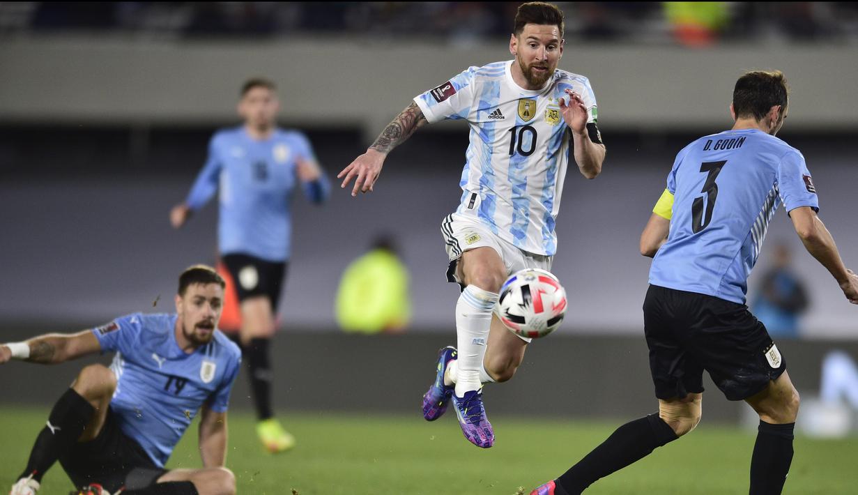 Memasuki menit-menit akhir, Timnas Argentina semakin gencar melancarkan serangan. Akan tetapi, berbagai peluang yang diperoleh Lionel Messi pada menit ke-90 bisa dihalau penjaga gawang. (AP/Gustavo Garello)