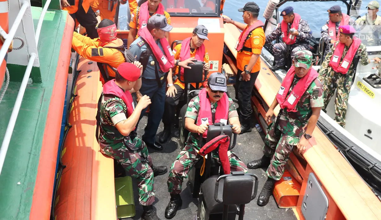 Panglima TNI Marsekal Hadi Tjahjanto (tengah) bersama tim SAR Gabungan di perairan Karawang, Jawa Barat, Rabu (31/10). Panglima TNI meninjau titik yang diduga menjadi tempat bagian pesawat Lion Air JT 610. (Liputan6.com/Helmi Fithriansyah)