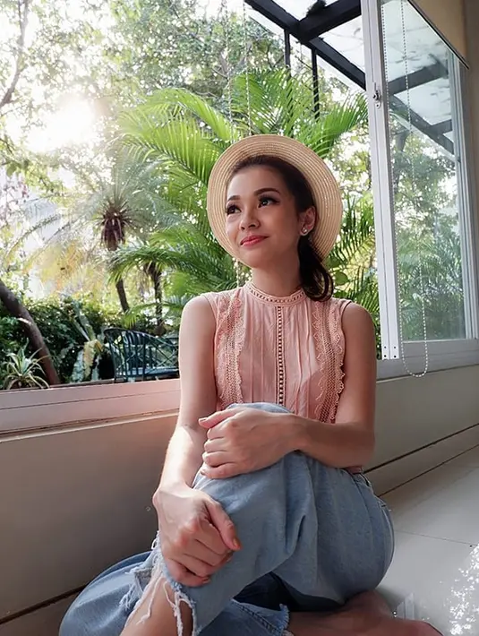 Maya mengatakan, sudah rajin menabung sejak muda bahkan ia juga pernah menjadi orang yang pelit. Namun karena itu, sekarang ia bisa menikmati hasil usahanya. Kala itu, saat punya uang ia selalu menabungnya.  (Instagram/mayaseptha7)