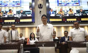 Gangguan di jalur pasokan energi strategis, Selat Hormuz, meningkatkan kekhawatiran pelaku pasar akan keamanan pasokan jangka panjang. Tampak dalam foto, Menteri Keuangan Purbaya Yudhi Sadewa (tengah) sesaat sebelum rapat kerja bersama Komisi XI DPR di Kompleks Parlemen, Senayan, Jakarta, Senin (6/4/2026). (merdeka.com/Arie Basuki)