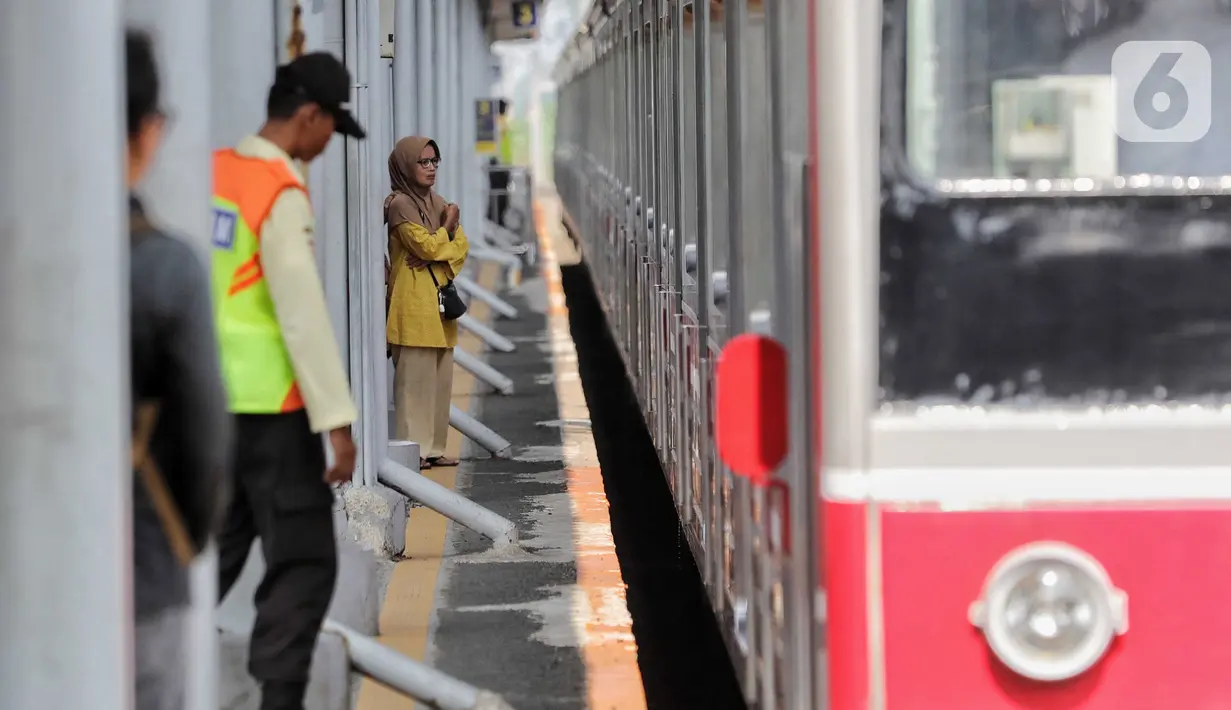 Institute for Development of Economics and Finance (INDEF) menilai rencana pemerintah mengubah skema pemberian subsidi untuk KRL Jabodetabek menjadi berbasis Nomor Induk Kependudukan (NIK) mulai tahun 2025 akan semakin membebani kelas menengah. (Liputan6.com/Angga Yuniar)
