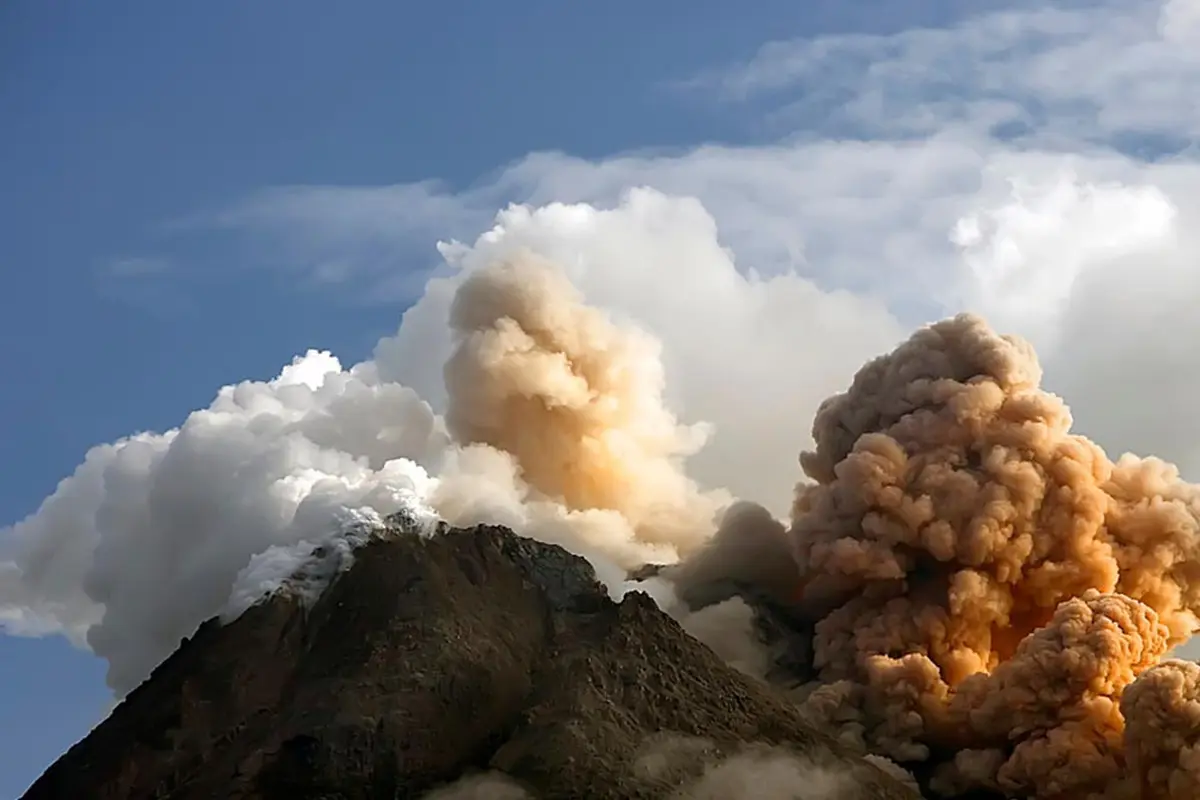 Bahaya Gangguan Pernapasan Akibat Letusan Gunung Merapi (Misbachul Munir/Shutterstock)