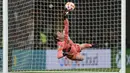 Kiper Timnas Inggris, Mary Earps behasil menghalau bola tendangan pemain Timnas Brasil pada babak adu penalti laga Finalisima Putri 2023 di Stadion Wembley, London, Jumat (07/04/2023) WIB. The Three Lions secara dramatis mengalahkan Brasil dengan skor 4-2 dalam babak adu penalti setelah bermain imbang 1-1 di waktu normal. (AP Photo/Ian Walton)