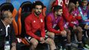 Striker Mesir, Mohamed Salah, tampak tegang saat menyaksikkan pertandingan antara Mesir kontra Uruguay pada laga Piala Dunia di Stadion Ekaterinburg, Jumat (15/6/2018). Mohamed Salah tidak dimainkan karena masih cedera. (AP/Mark Baker)