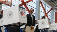 Zohran Mamdani ketika memberikan suaranya di sebuah tempat pemungutan suara pada Selasa (4/11/2025) di New York. (Dok. AP/Olga Fedorova)