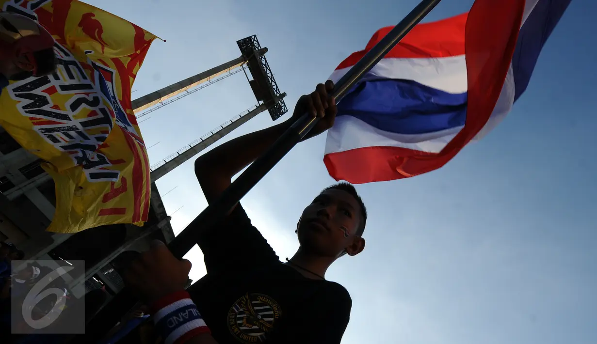 Suporter Thailand membawa bendera jelang menyaksikan laga final kedua Piala AFF 2016 antara Thailand melawan Indonesia di Rajamangala National Stadium, Sabtu (17/12). Laga sebelumnya, Thailand kalah 1-2. (Liputan6.com/Helmi Fithriansyah)