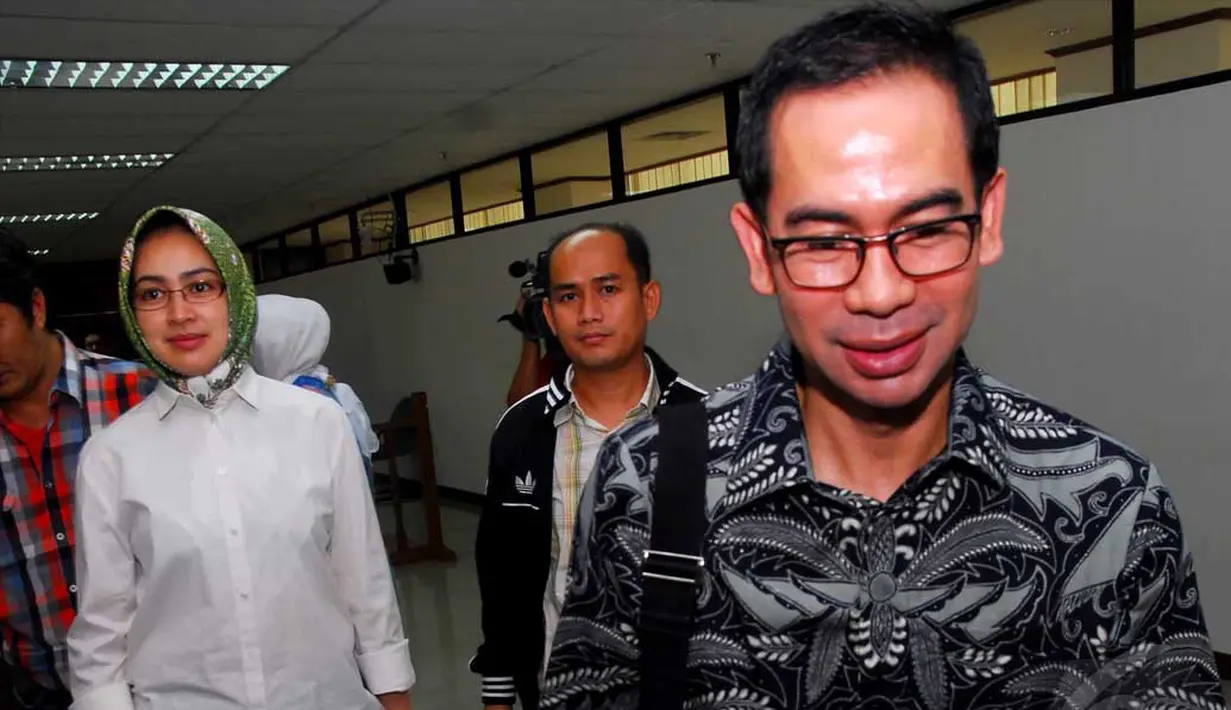 Airin Rachmi Diany setia menemani Tubagus Chaeri Wardhana alias Wawan di Pengadilan Tindak Pidana Korupsi Jakarta, Senin (9/6/2014) (Liputan6.com/Miftahul Hayat)