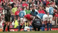 Roy Keane seusai menekel pemain Manchester City, Alf-Inge Haaland, dalam Manchester Derby di Old Trafford pada April 2001. (AFP/ Andrew Yates)