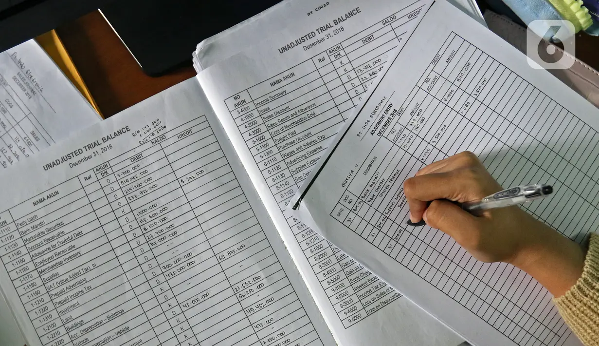 Siswi SMK PB Soedirman jurusan akuntansi melakukan persiapan Uji Sertifikasi Kompetensi (USK) bagi para siswa kelas XII di SMK PB Soedirman, Jakarta, Selasa (6/4/2021). USK dilakukan dengan tetap menerepakan protokol kesehatan. (Liputan6.com/Herman Zakharia)