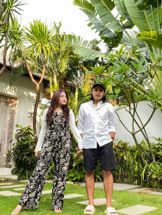 Tanpa mengajak baby Adzam, Nathalie membagikan potret liburannya di Bali bersama Ilham Yogi. [Instagram/nathalieholscher]